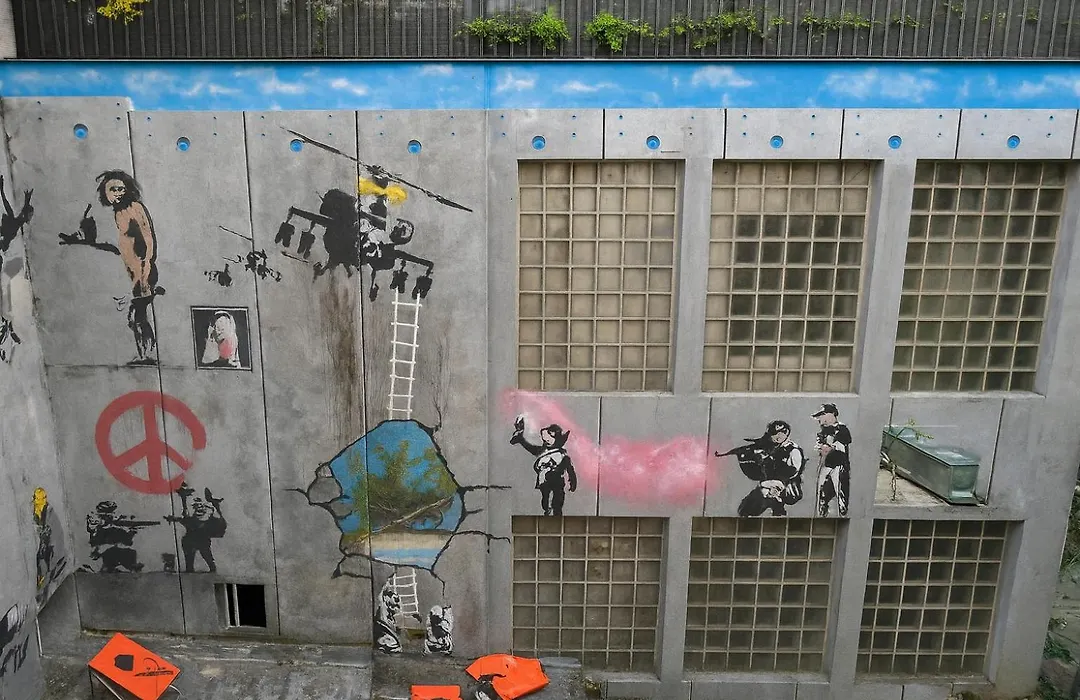 Walled Off Hotel Paris-1