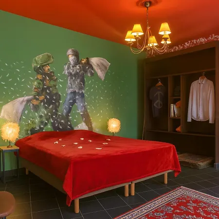 Walled Off Hotel Paris-3